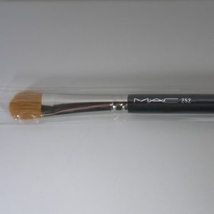 MAC Cosmetics 252 Large Shader Eye Shadow Brush